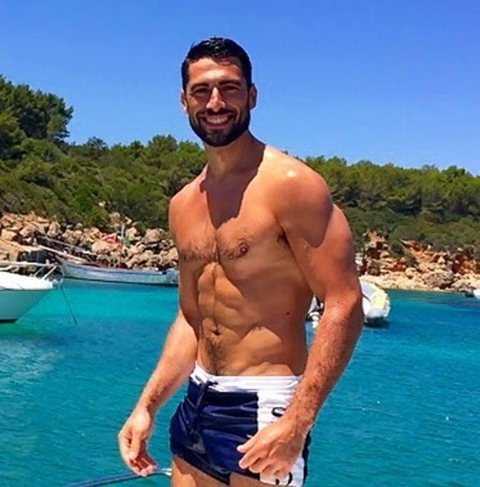 Se îmbolnăvesc femeile pe loc! Cum arată cel mai sexy doctor din lume! Are sute de mii de fane