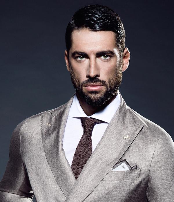 Se îmbolnăvesc femeile pe loc! Cum arată cel mai sexy doctor din lume! Are sute de mii de fane