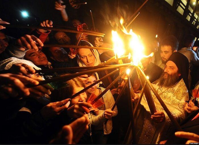 Cum vine lumina de Paște la catolici și ce este diferit față de tradiția ortodoxă