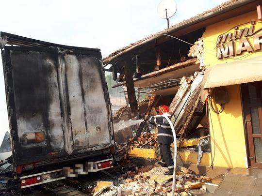 Clădire pusă la pământ, după un accident cumplit în Caraș-Severin! Un TIR a izbit în plin un autoturism, ambele mașini fiind cuprinse de flăcări - Foto