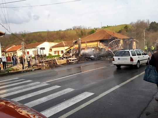 Clădire pusă la pământ, după un accident cumplit în Caraș-Severin! Un TIR a izbit în plin un autoturism, ambele mașini fiind cuprinse de flăcări - Foto