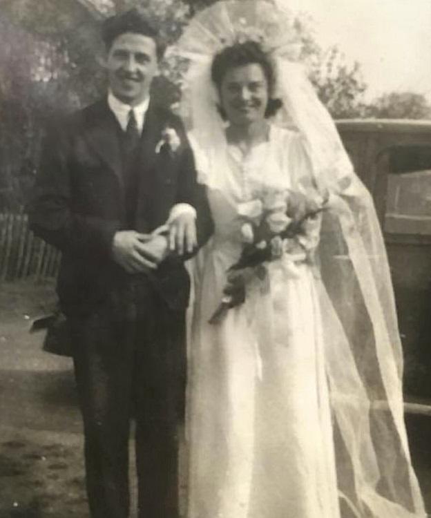 Dragostea adevărată există! Doi bătrâni și-au reînnoit jurămintele, chiar în biserica în care s-au căsătorit în urmă cu 75 de ani 