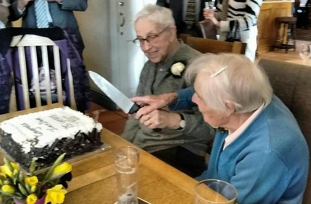 Dragostea adevărată există! Doi bătrâni și-au reînnoit jurămintele, chiar în biserica în care s-au căsătorit în urmă cu 75 de ani 