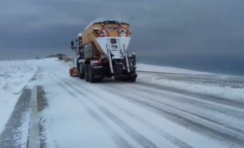 Lapoviță și ninsoare în România! Drumarii au intervenit cu material antiderapant