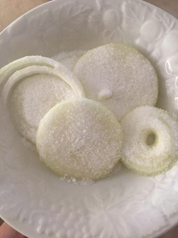 O femeie a pus zahăr peste ceapă și a băut sucul obținut! În câteva ore a văzut efectul