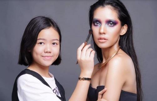 Și-a luat super bolid la 12 ani, cu banii munciți de ea! Cum a reușit fetița să devină bogată