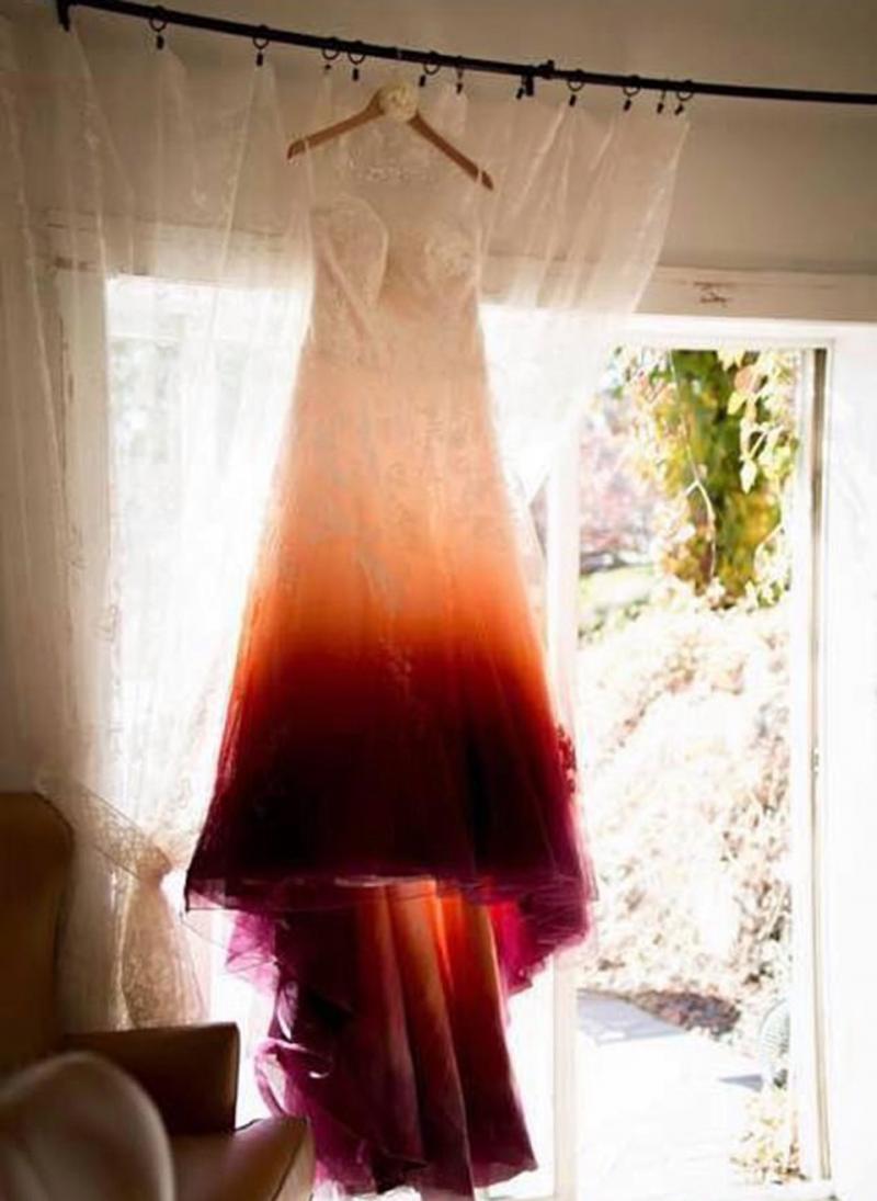 Și-a ales o rochie de mireasă neobișnuită și a devenit ținta unor ironii cumplite pe internet! Foto