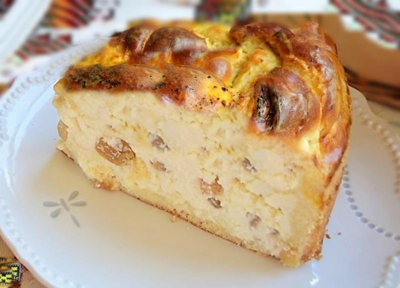 Rețetă clasică de pască. Pască cu aluat de cozonac și brânză cu stafide.