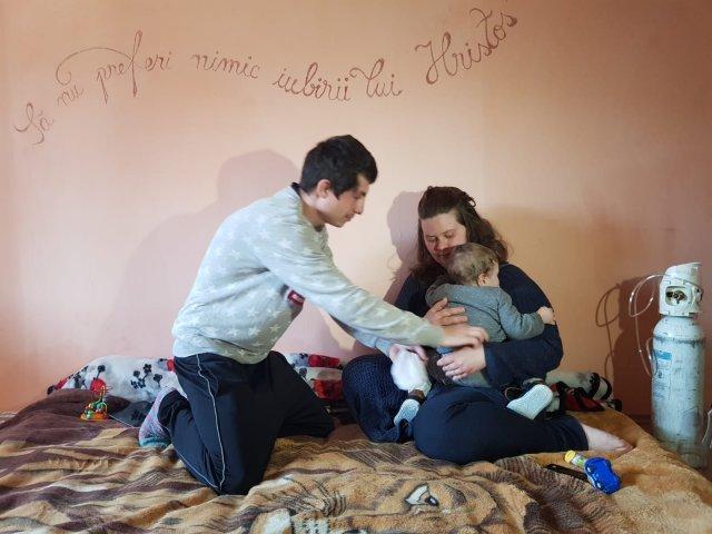 S-a ales cu o mână paralizată și e dependentă de tubul de oxigen. Alina vrea să trăiască pentru copilul ei