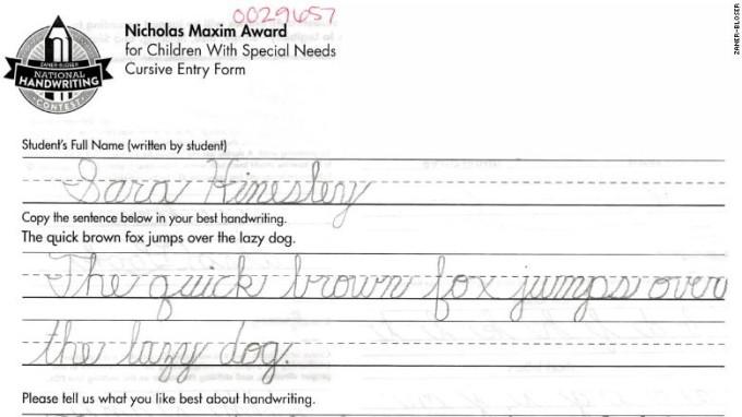 ”Nu mi se pare deloc greu, am exersat mult!” O fetiță de zece ani a câștigat un concurs de scris, deși nu are mâini