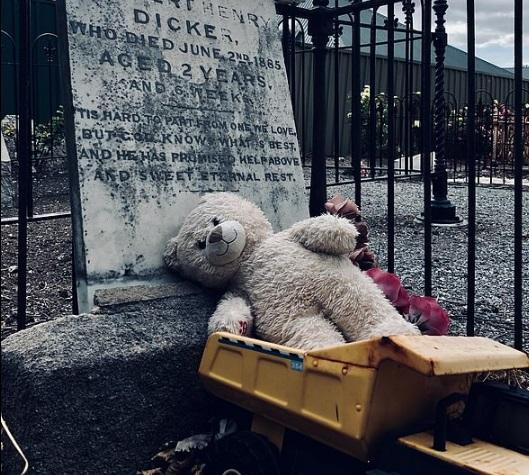 Copilul a murit de peste 100 de ani, dar la mormânt apare zilnic un obiect ce-i înfioară pe localnici