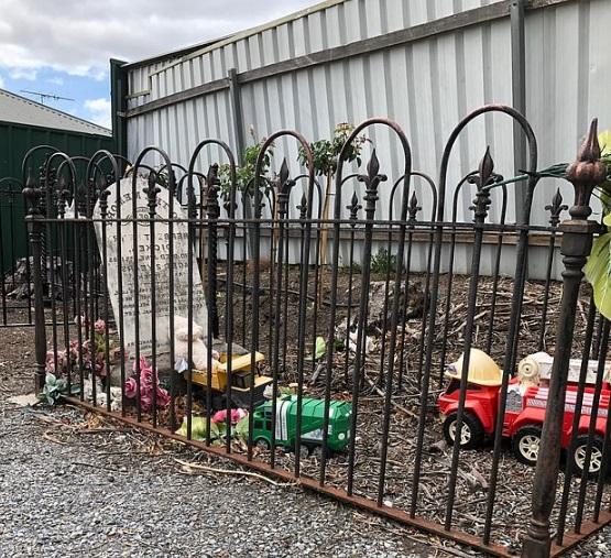 Copilul a murit de peste 100 de ani, dar la mormânt apare zilnic un obiect ce-i înfioară pe localnici