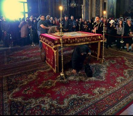 Vinerea Mare: de câte ori se trece pe sub masă azi și de ce să o faci