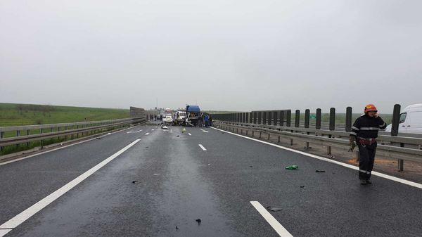Microbuz cu zece pasageri, spulberat pe autostrada A1! Echipajele SMURD intervin la fața locului - Foto