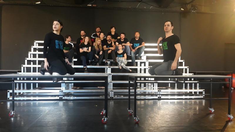 În culisele musicalului We Will Rock You. Tot ce trebuie să știi