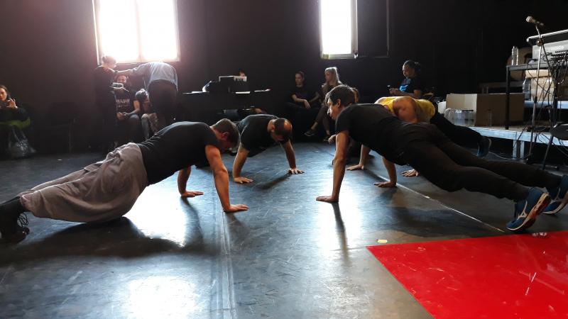 În culisele musicalului We Will Rock You. Tot ce trebuie să știi