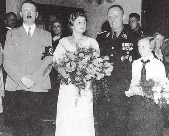 „Îi pun capăt astăzi!”. Ce a făcut Hitler în ultimele clipe de viață și de ce nu a încercat să se salveze. Pilotul lui a scris totul într-un jurnal. Imagini rare! - Foto