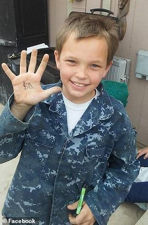 Un băiat de 13 ani și-a vândut consola de jocuri și a muncit prin cartier, ca să ia mamei sale o mașină! Ce reacție a avut femeia