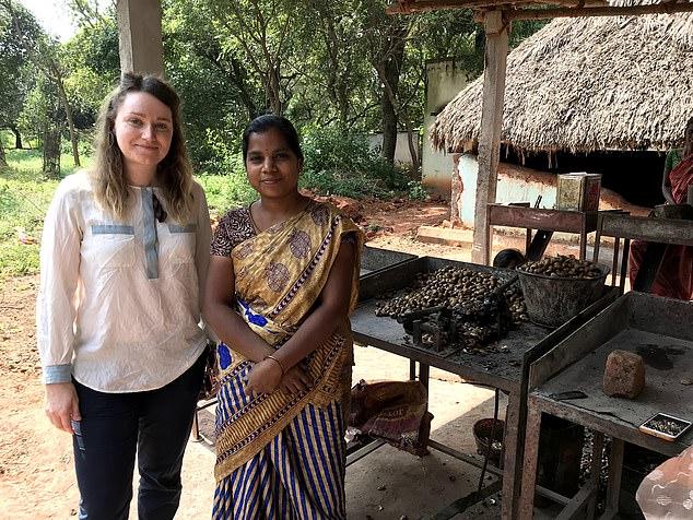 Cum arată mâinile unui curățător de caju! Arsurile sunt cumplite! Tu ai curăța un kilogram pentru un leu?