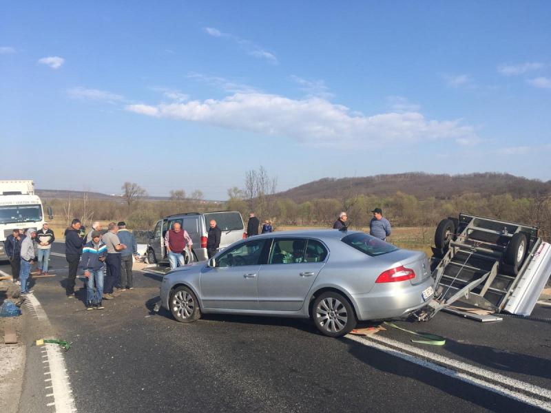 Accident grav la Sibiu! O mașină și un microbuz s-au ciocnit și zeci de obiecte s-au împrăștiat pe drum (FOTO)