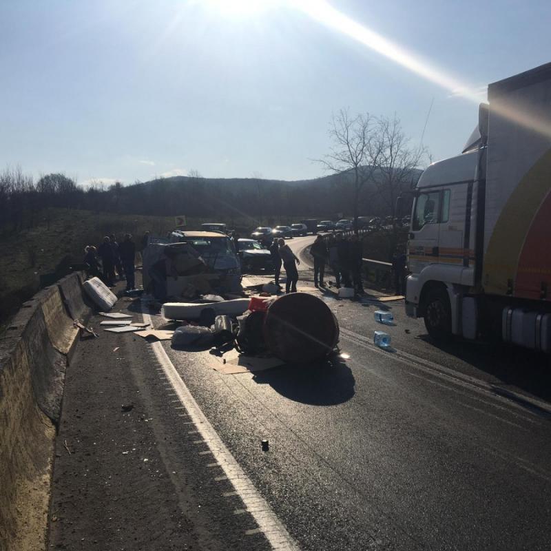 Accident grav la Sibiu! O mașină și un microbuz s-au ciocnit și zeci de obiecte s-au împrăștiat pe drum (FOTO)