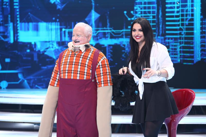 Ea e Andreea, specialista în make-up de la „Scena misterelor”! Cine este superba brunetă care face se să întâmple toată magia din emisiune