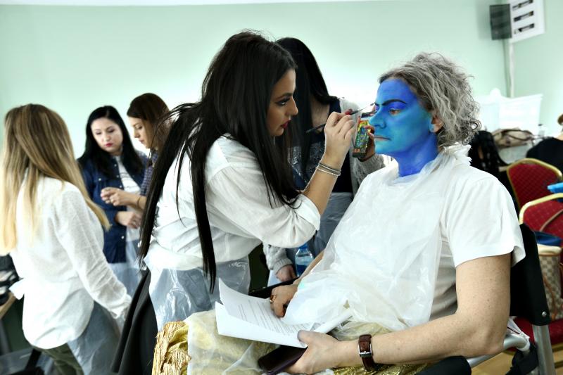 Ea e Andreea, specialista în make-up de la „Scena misterelor”! Cine este superba brunetă care face se să întâmple toată magia din emisiune