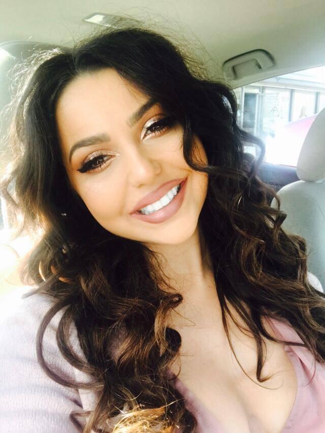 Ea e Andreea, specialista în make-up de la „Scena misterelor”! Cine este superba brunetă care face se să întâmple toată magia din emisiune