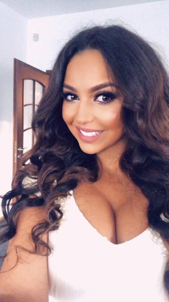 Ea e Andreea, specialista în make-up de la „Scena misterelor”! Cine este superba brunetă care face se să întâmple toată magia din emisiune