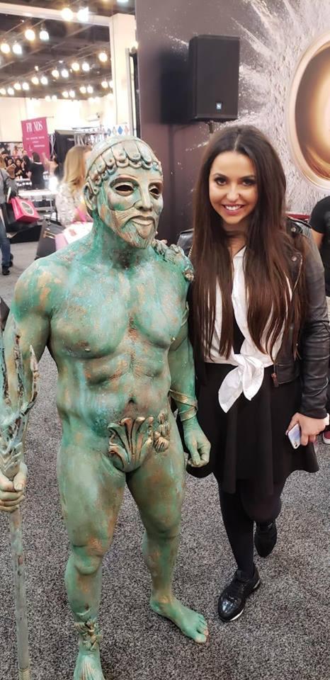 Ea e Andreea, specialista în make-up de la „Scena misterelor”! Cine este superba brunetă care face se să întâmple toată magia din emisiune