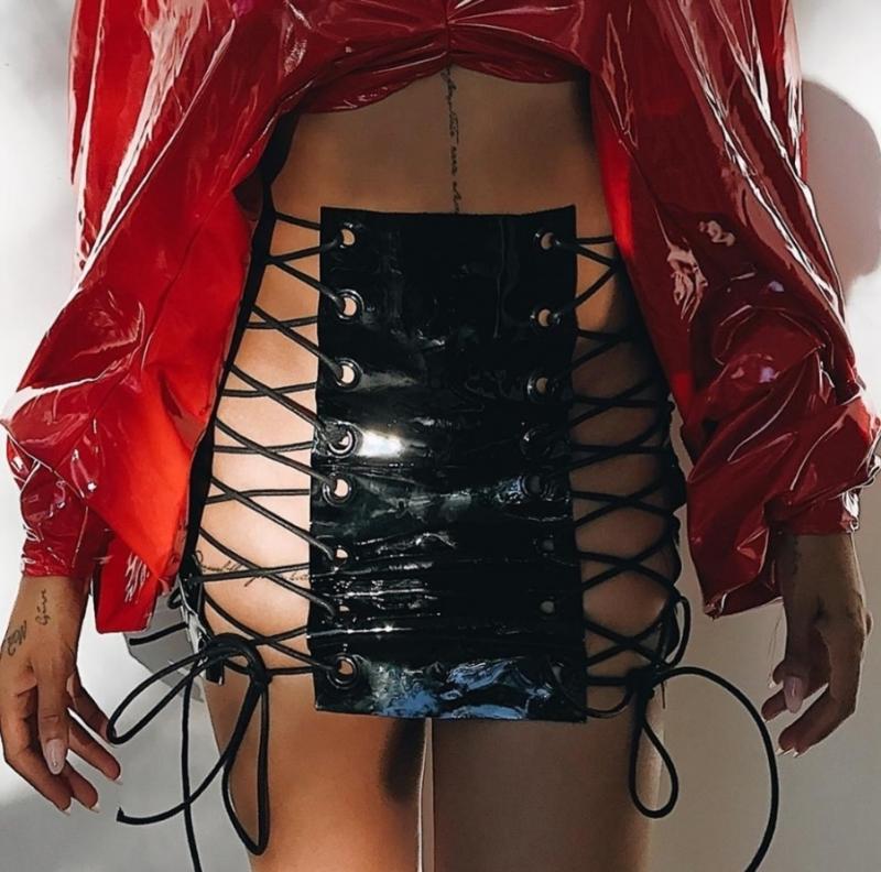 Sex-bomb! Blugi decupați în zona posteriorului, vânduți în magazinele din malluri. I-ai purta?