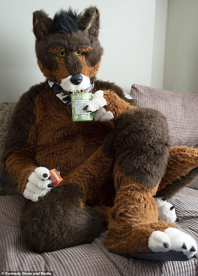 „Grivei” are 37 de ani, este manager, poartă o blană de 2.000 de euro și latră la oameni: „Nu am simțit niciodată că sunt om”