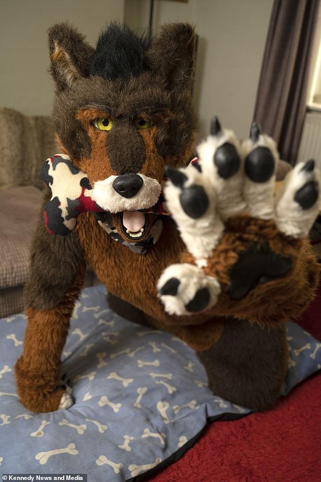 „Grivei” are 37 de ani, este manager, poartă o blană de 2.000 de euro și latră la oameni: „Nu am simțit niciodată că sunt om”