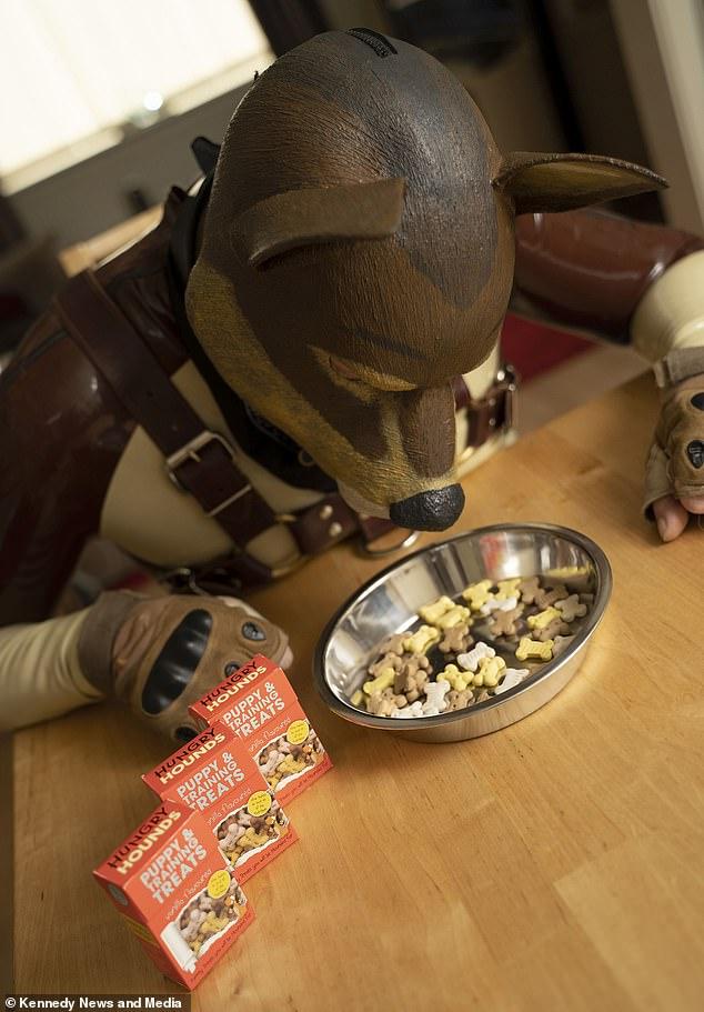 „Grivei” are 37 de ani, este manager, poartă o blană de 2.000 de euro și latră la oameni: „Nu am simțit niciodată că sunt om”