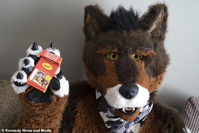 „Grivei” are 37 de ani, este manager, poartă o blană de 2.000 de euro și latră la oameni: „Nu am simțit niciodată că sunt om”