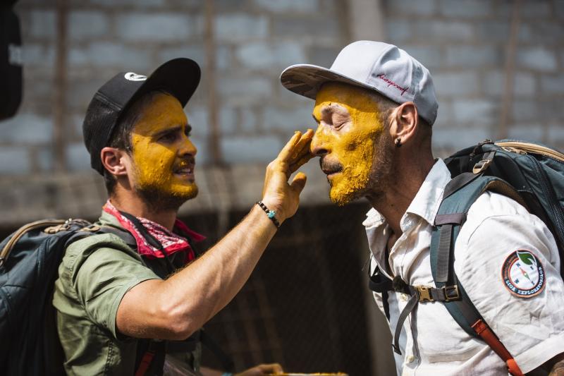 Semifinaliștii Asia Express, misiune într-o fabrică de turmeric. Cocuța: Îmi vine să plâng