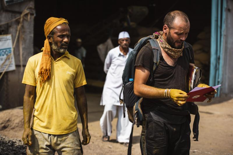 Vedetele de la „Asia Express” au trăit aventuri pe cinste! Au vopsit coarne de vaci, au dat localnicii cu turmeric pe față și și-au ars gâtul cu supă fierbinte de chili!