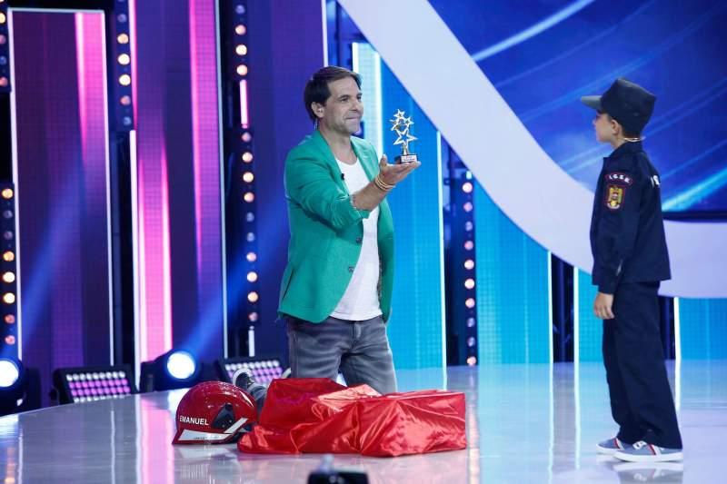 Copilul erou care și-a scos surorile din flăcări a mai salvat un băiat! Cine este micuțul Emanuel Bojian