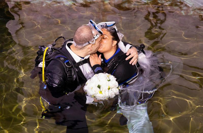 Au vrut să se căsătorească în locul pe care îl iubesc. Cei doi au spus „DA” sub apă, înconjurați de rechini - Foto