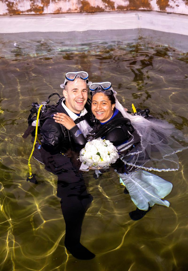 Au vrut să se căsătorească în locul pe care îl iubesc. Cei doi au spus „DA” sub apă, înconjurați de rechini - Foto