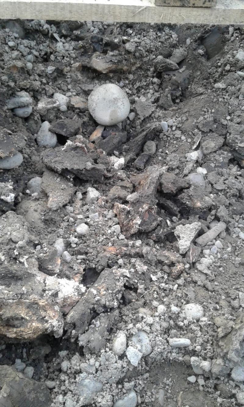 Panică pe un șantier din Vrancea! Muncitorii au fugit speriați când au văzut peste ce au dat în pământ (FOTO)