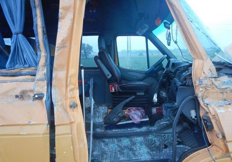 Microbuz plin cu elevi, ce aparține unei firme din Beiuș, implicat într-un accident grav! O adolescentă de 16 ani a murit pe loc