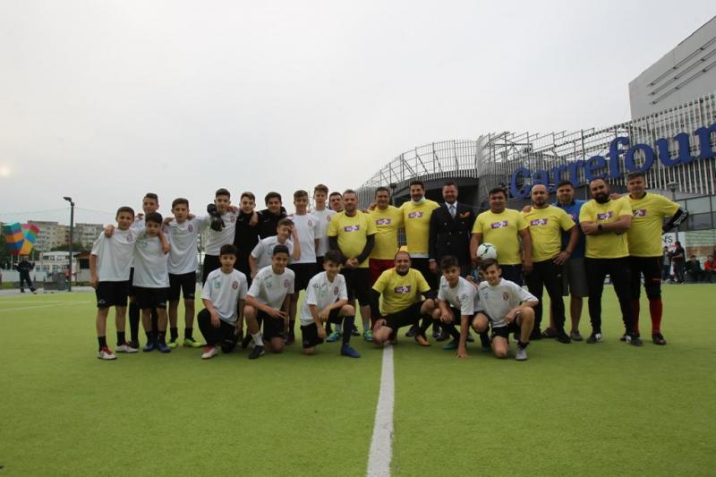 Marius Niculae, Liviu Ganea și zeci de puști au sărbătorit prin fotbal ”Ziua Europei”. ”Cimpoiul e la muzică, nu la sport!”