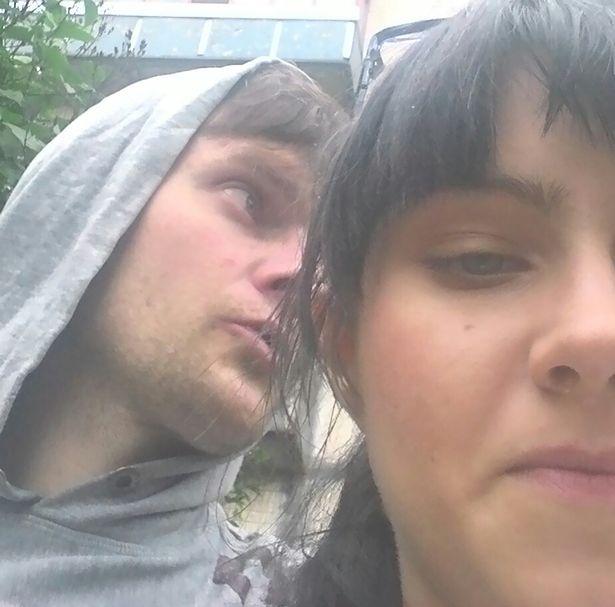 O fetiță de doi ani a fost găsită înfometată lângă cadavrele părinților. Era așezată în brațele mamei moarte