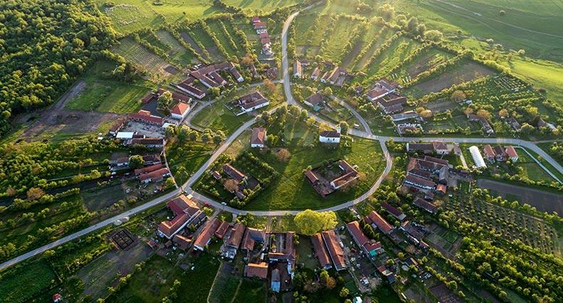 Ai vrea să locuiești aici? Când va fi gata primul "sat vertical" în România și cum va arăta. Oamenii vor fi așezați în centru