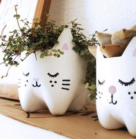 Amenajarea grădinii cu flori: Cum poți folosi sticle vechi de plastic în amenajare