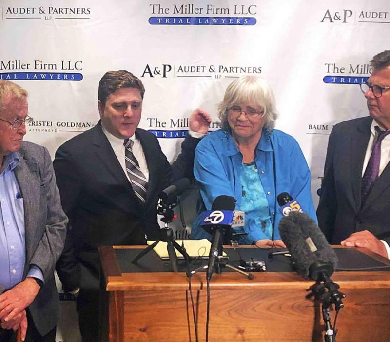 Un cuplu va fi despăgubit cu 2 milioane de dolari după ce un produs pentru îngrijirea casei le-a provocat același tip de cancer