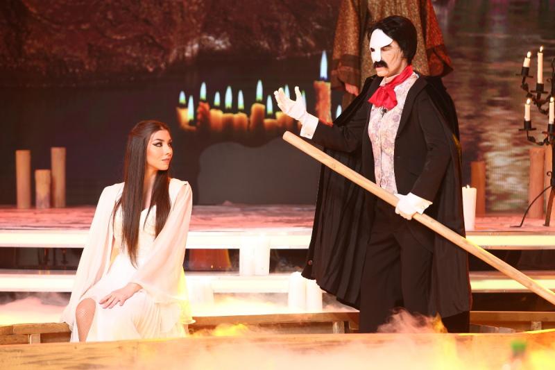 Fantoma de la Operă, Gollum, Duhul lămpii, Doica din Romeo și Julieta, un Minion  și un Extraterestru urcă pe Scena misterelor