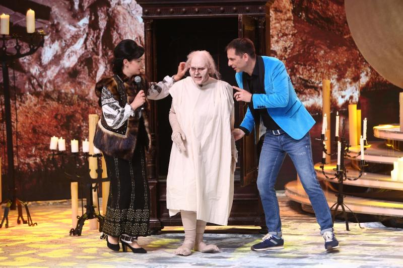 Fantoma de la Operă, Gollum, Duhul lămpii, Doica din Romeo și Julieta, un Minion  și un Extraterestru urcă pe Scena misterelor
