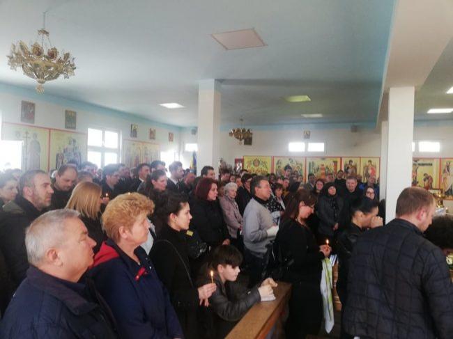 Durere și lacrimi de nedescris! Sute de persoane au participat la funeraliile celor doi frați rom&acirc;ni zdrobiți de un copac &icirc;n Italia